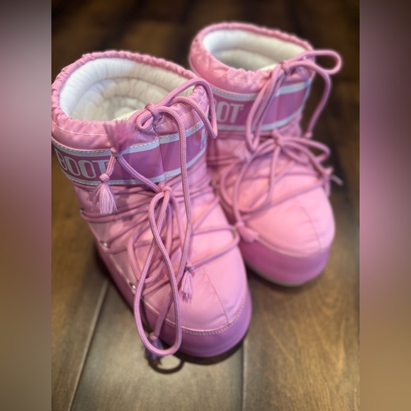 Moon Boot Pink Lace-Up Winter Boots with Branded Cuff - Picture 9 of 16